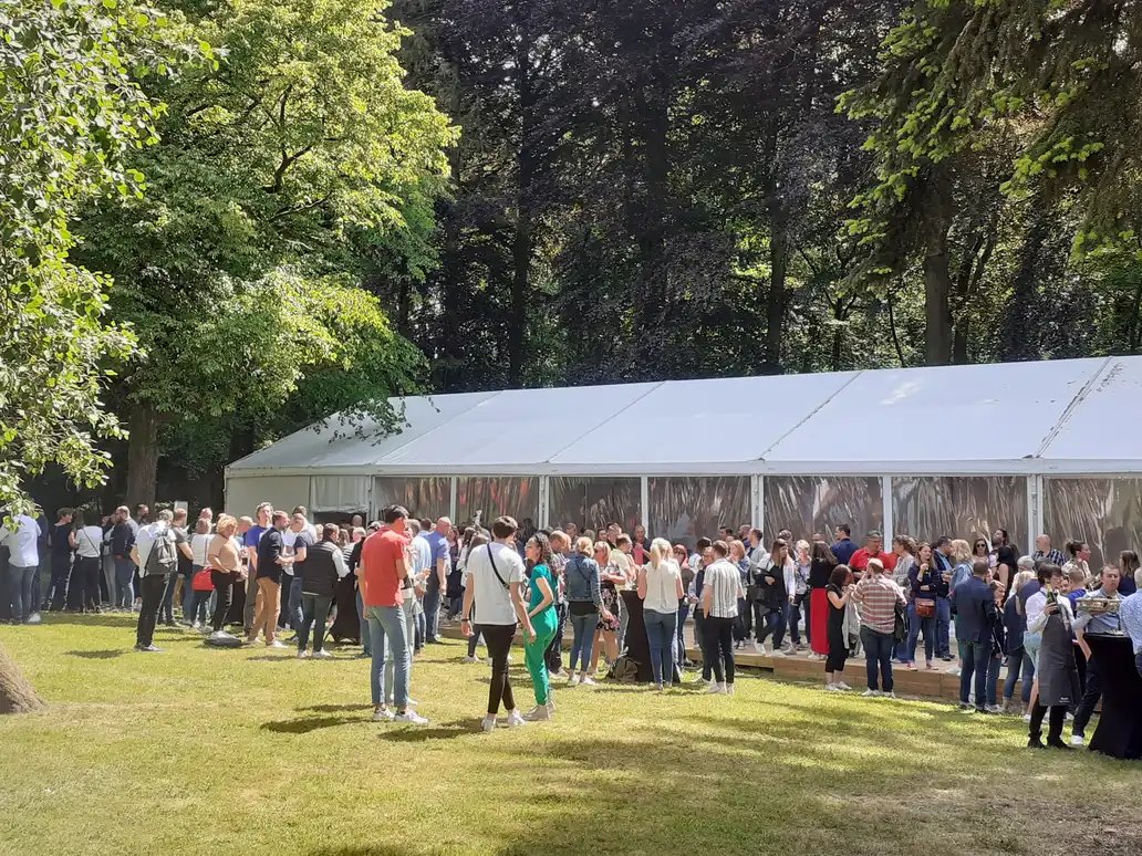 Rassemblement autour de la salle
