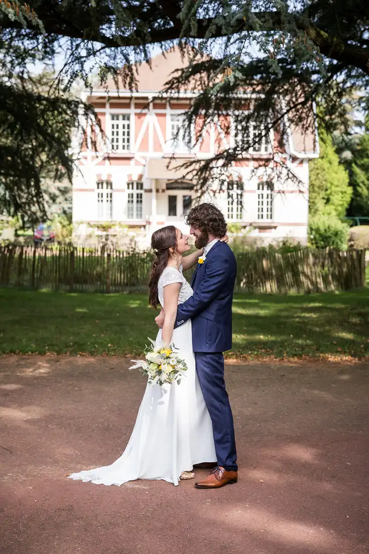 Photo en couple devant le manoir