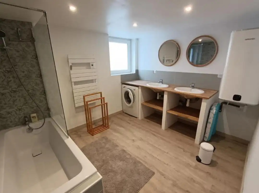 Salle de bain avec baignoire