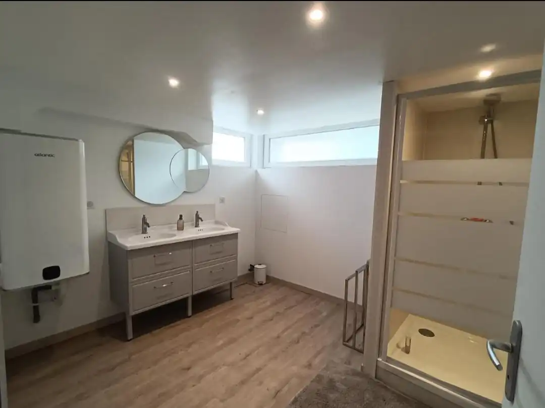 Salle de bain avec douche