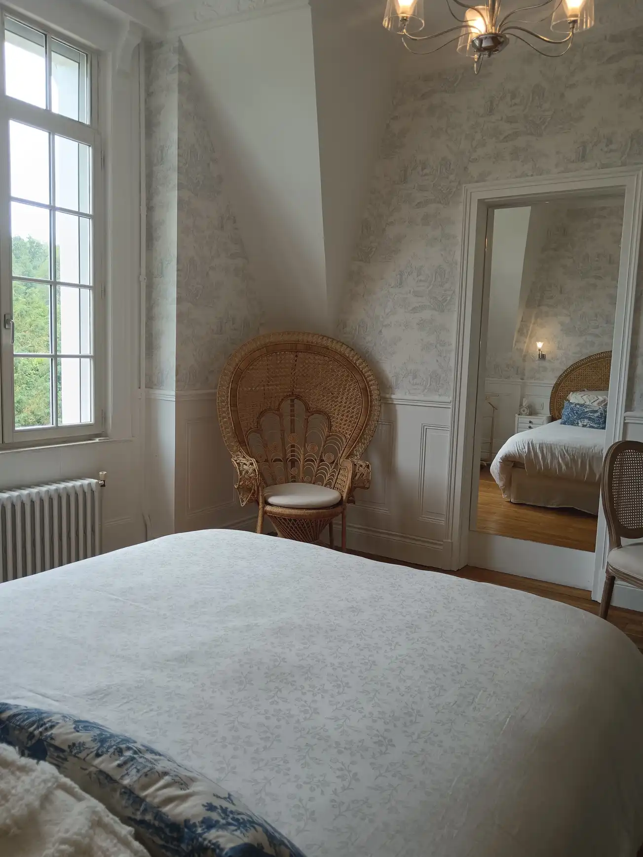 Miroir et chaise