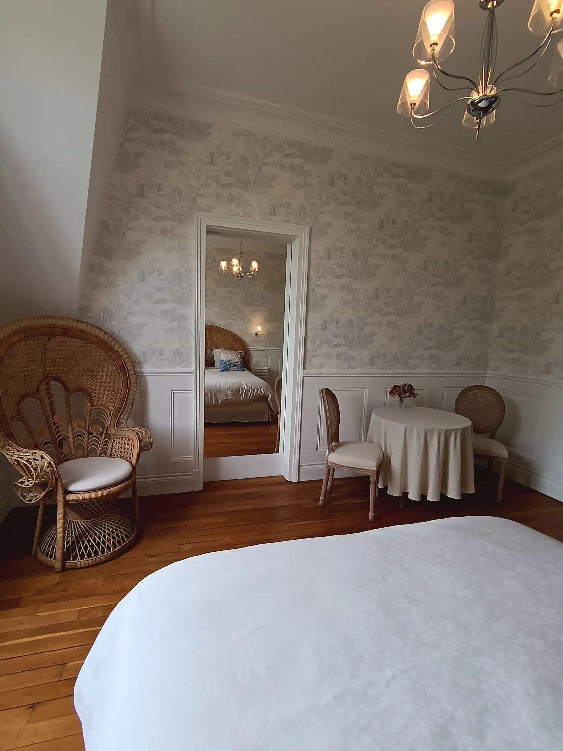 Table, miroir et chaise